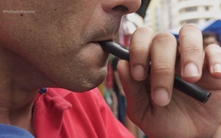  Proibido no Brasil desde 2009, cigarro eletrônico ainda é facilmente encontrado e preocupa médicos Proibido no Brasil desde 2009, cigarro eletrônico ainda é facilmente encontrado e preocupa médicos