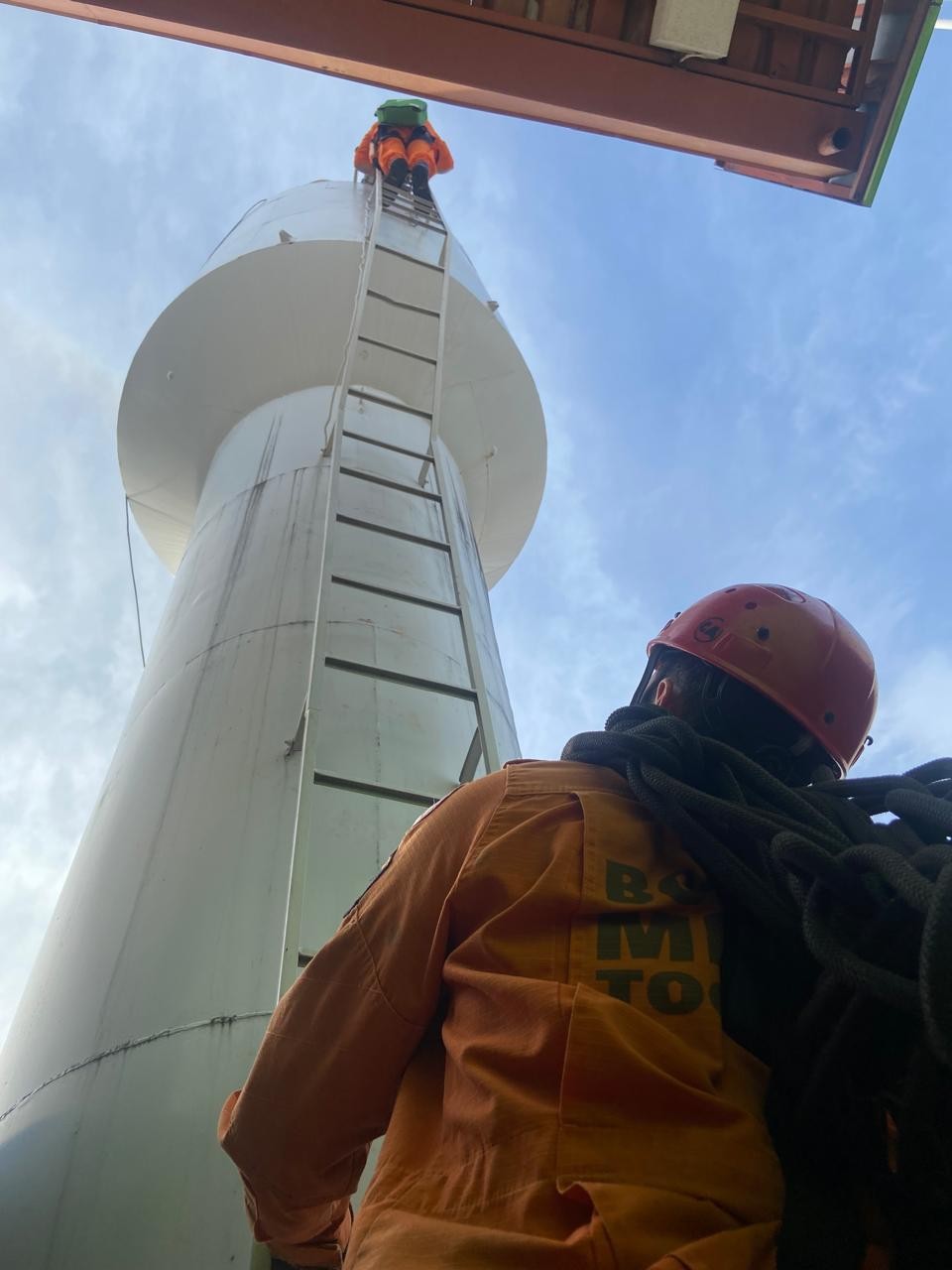 Bombeiros resgatam homem que desmaiou durante limpeza de caixa d'água em Gurupi