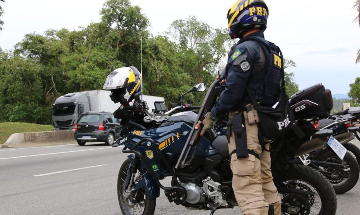 Homem é preso após tentar furtar moto da PRF e diz que queria 'farmar aura', em João Pessoa