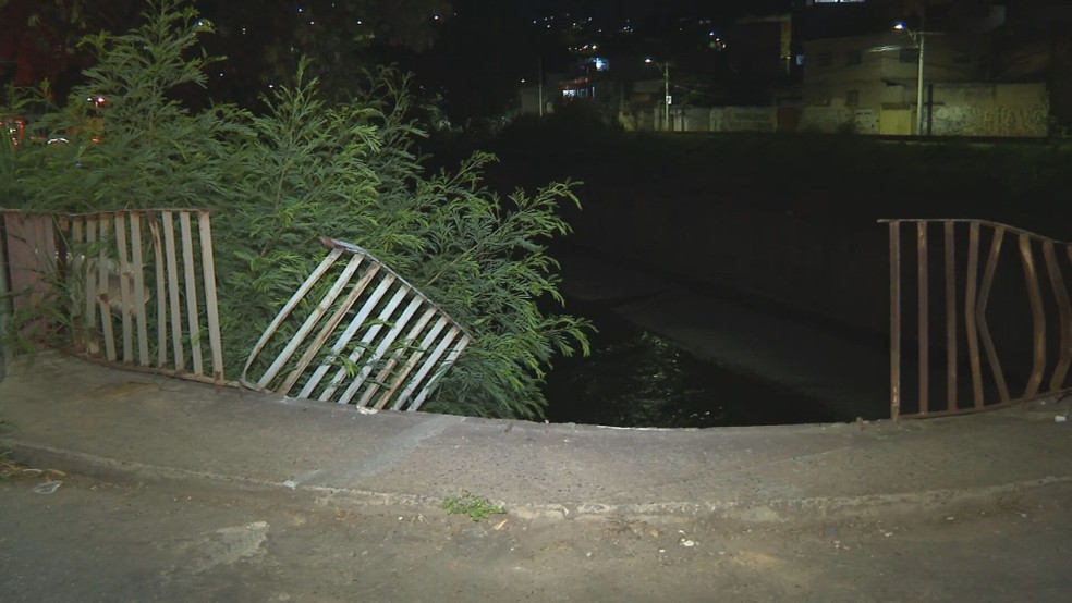 A grade de proteção teve parte arrancada pelo carro. — Foto: Luana Nunes e Marcelo Abreu/Tv Globo