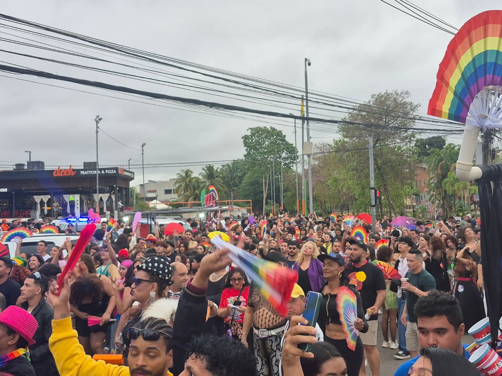 Público saiu pelas avenidas Ceará, Brasil e Getúlio Vargas até a região do Palácio Rio Branco, onde ocorre o show de Gaby Amarantos. — Foto: Walace Gomes/g1