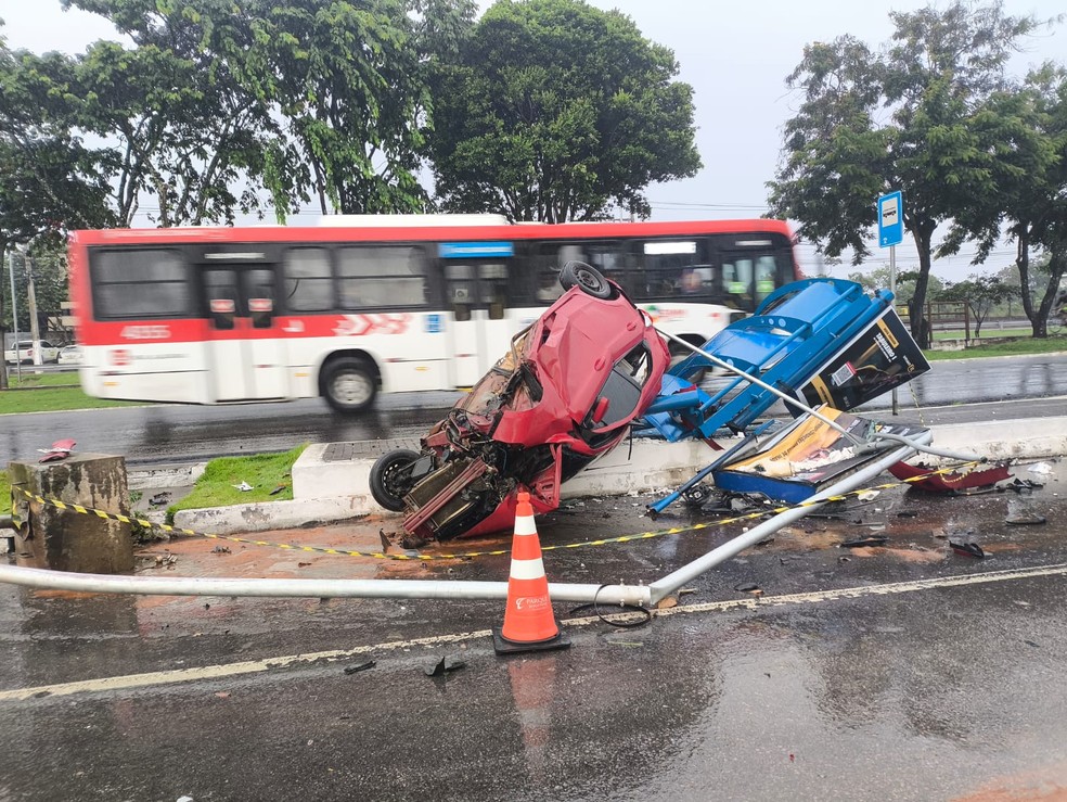 Carro chegou a virar e destruiu estrutura de ponto de ônibus — Foto: Isabelle Monteiro/ TV Gazeta
