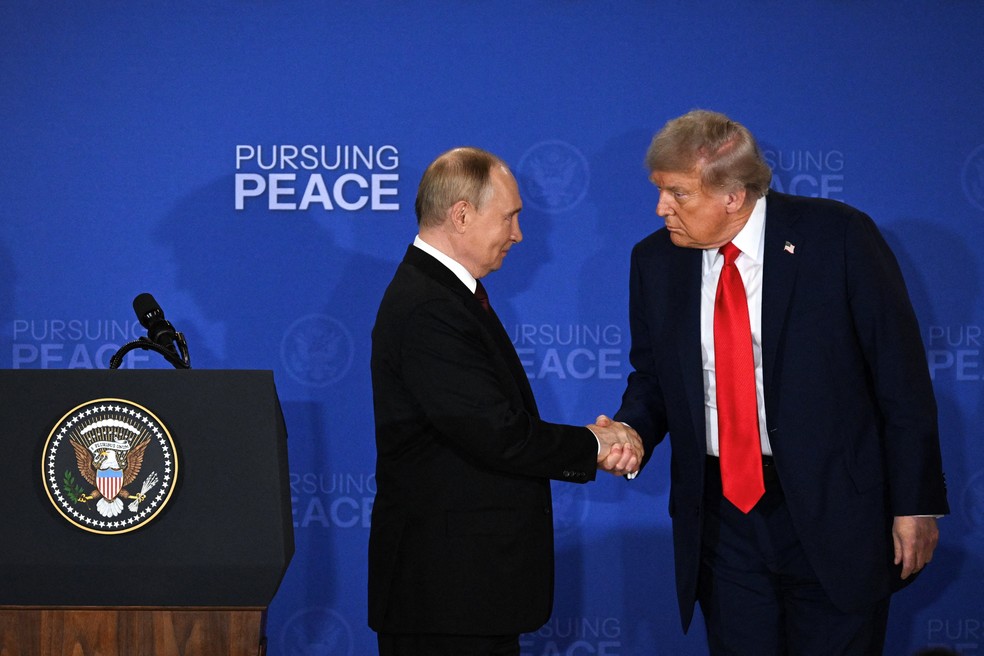 Encontro de Putin e Trump no Alasca, no ano passado.  — Foto: Drew Angerer/AFP
