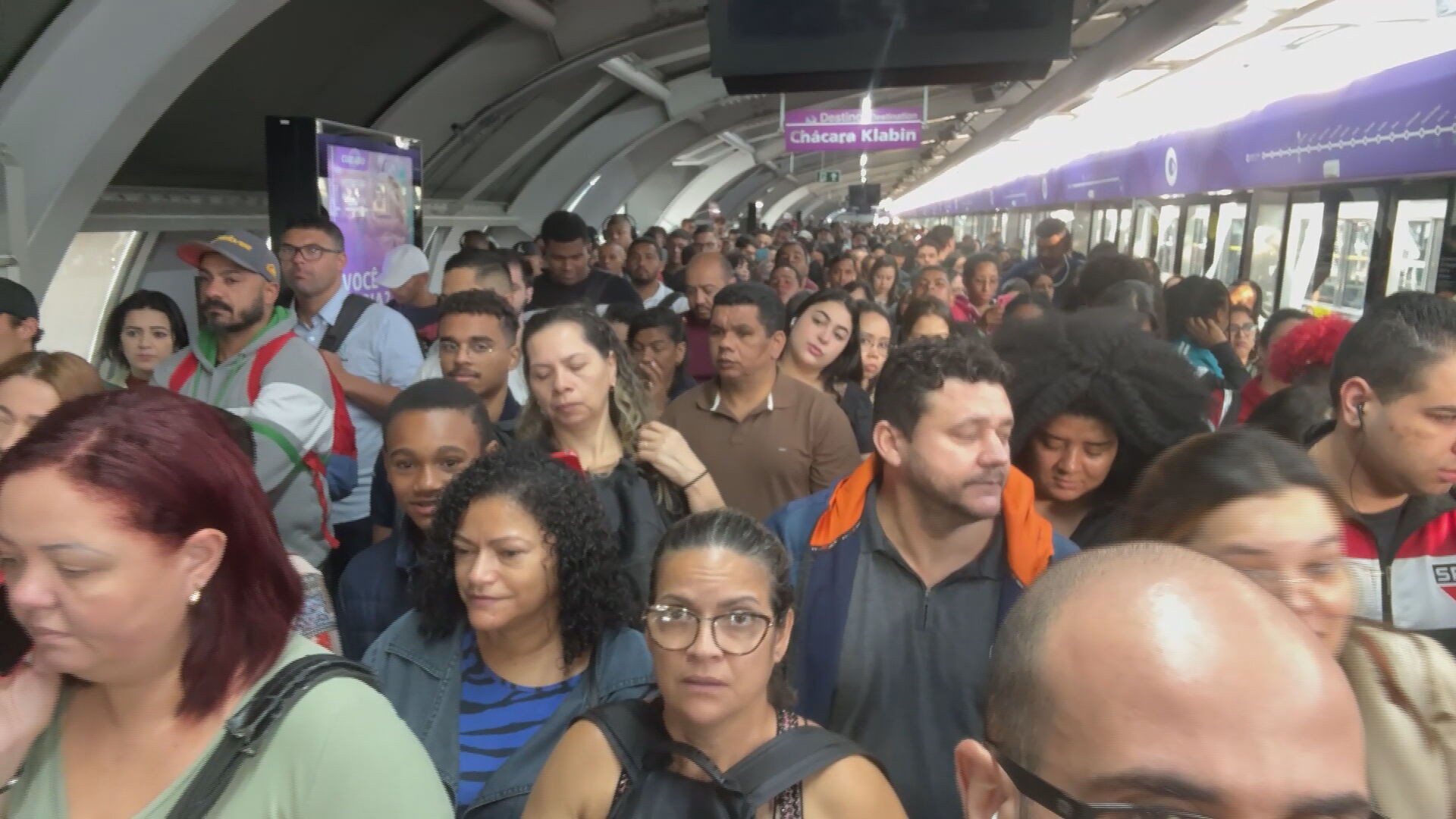 Linha 5-Lilás opera com velocidade reduzida na manhã desta terça-feira; plataformas estão lotadas 