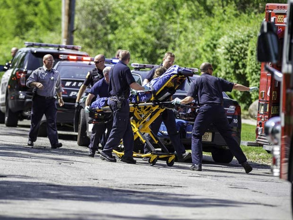 Bombeiros colocam vítima de esfaqueamento em ambulância na cidade de Waukesha, Estados Unidos, no último sábado (31)  — Foto: AP Photo/Abe Van Dyke