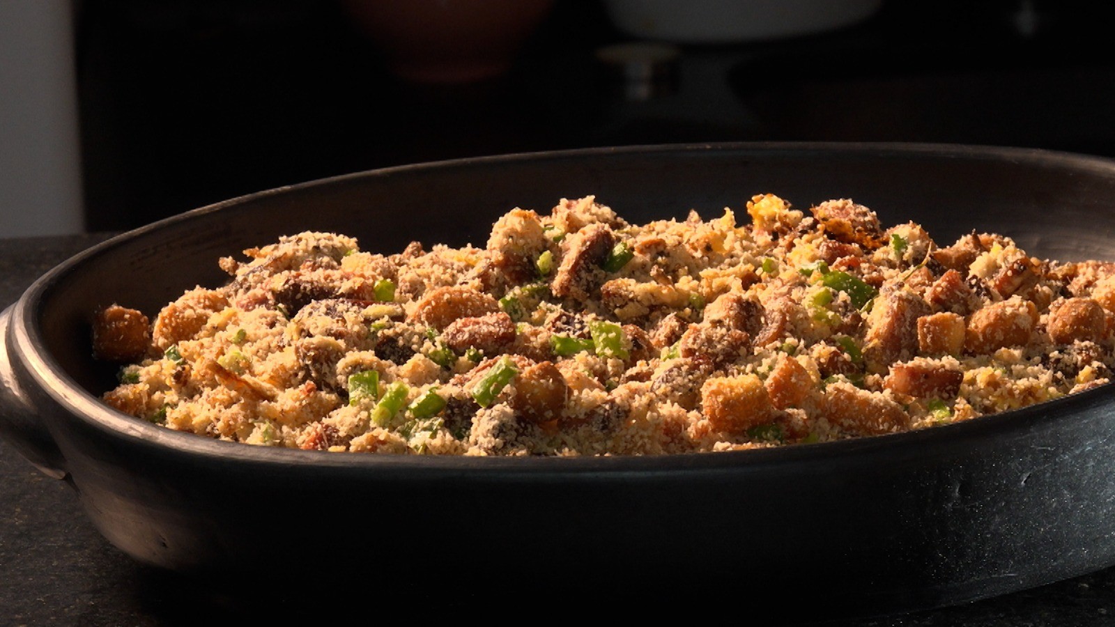 Aprenda a fazer farofa mineira no Chef JPB