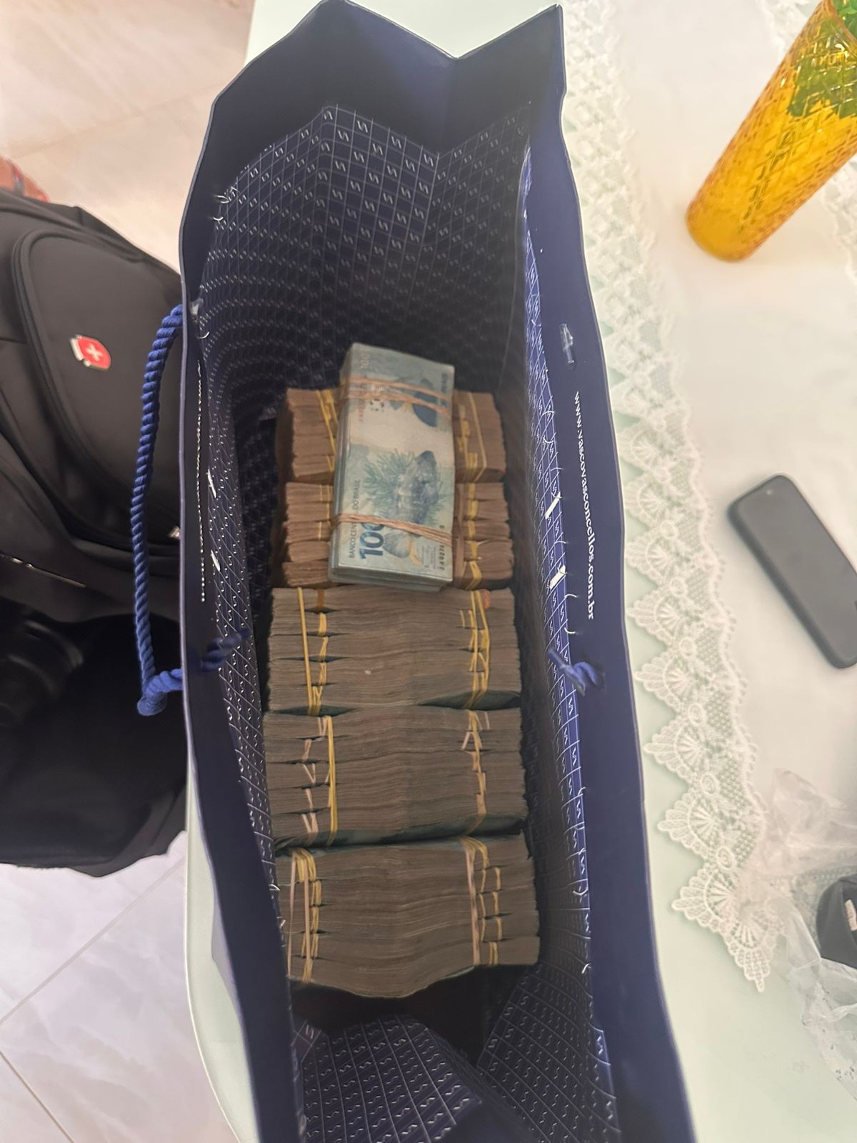 Vereador joga sacola de dinheiro pela janela antes de ser preso pela PF