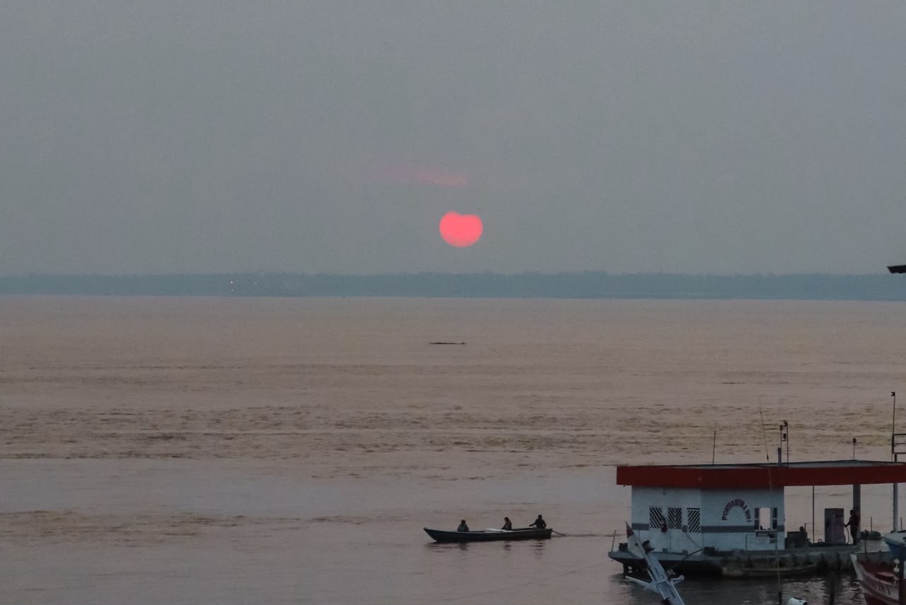 Fumaça encobre pôr do sol em meio a queimadas em Itacoatiara