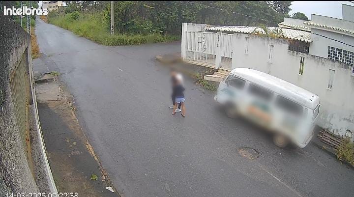 Adolescente de 14 anos é puxada pelo cabelo no meio da rua e agredida com socos e chutes em MG; VÍDEO
