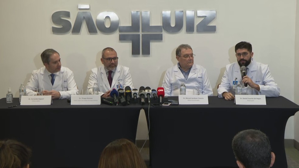 Equipe médica que acompanha baixista concedeu coletiva de imprensa em SP — Foto: Reprodução/TV Globo