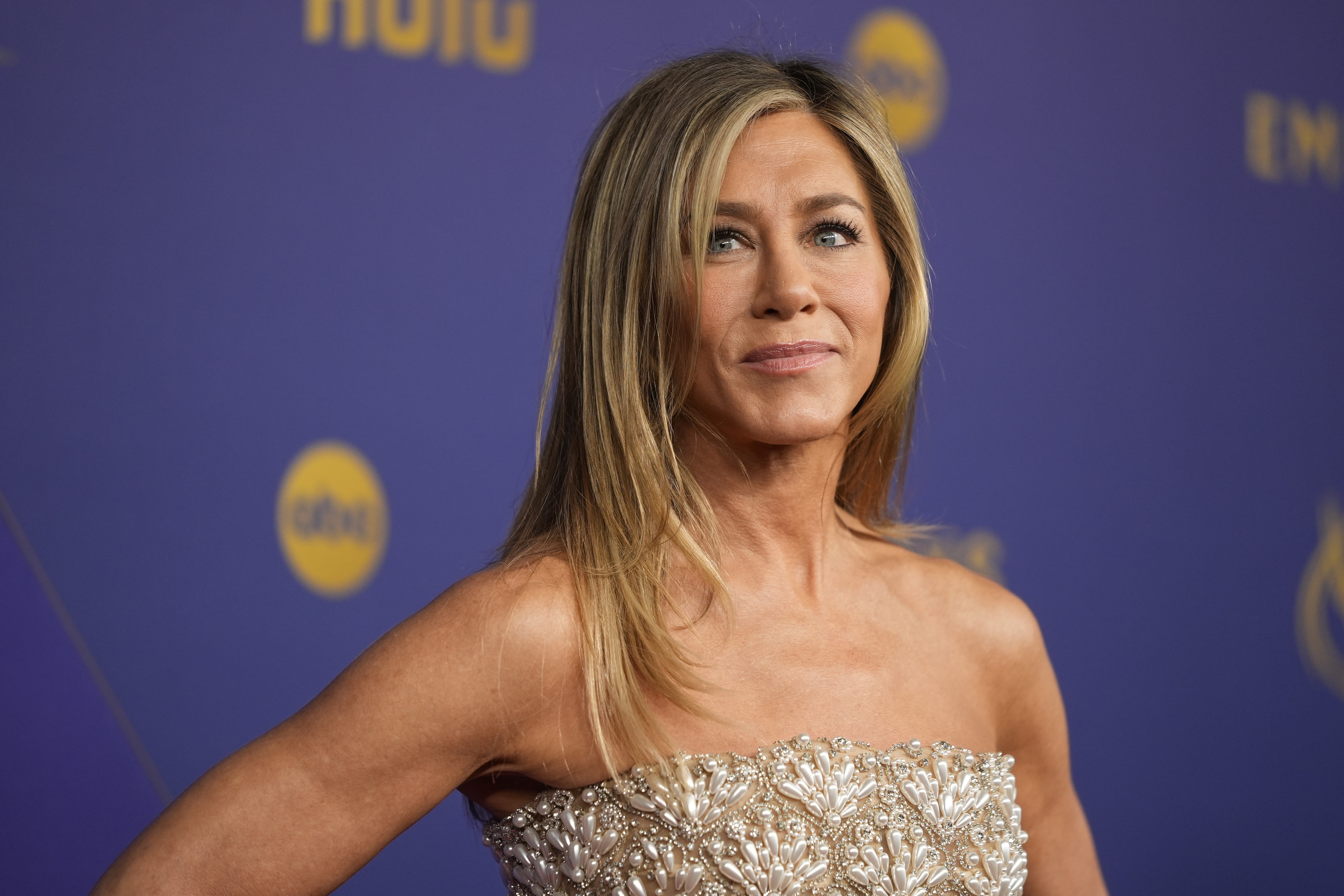 Homem é acusado de perseguição e vandalismo após bater carro na casa de Jennifer Aniston 