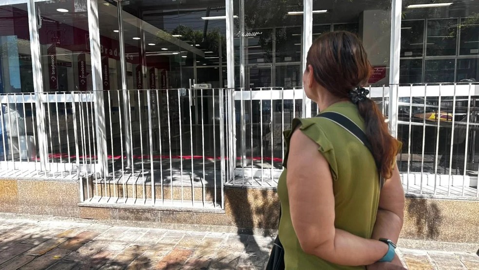 Agência do Bradesco na Avenida Eduardo Ribeiro fechada nesta quinta (20) durante paralisação de atividades dos bancários — Foto: Jadson Lima/g1 AM