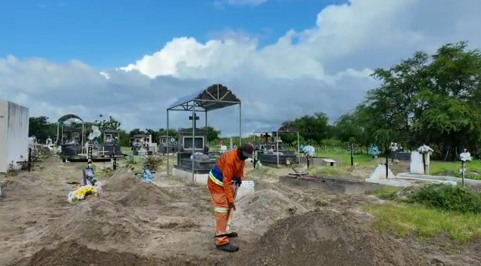 Túmulo foi aberto na madrugada desta terça-feira (10) — Foto: Cedida/Portal Mossoró Urgente