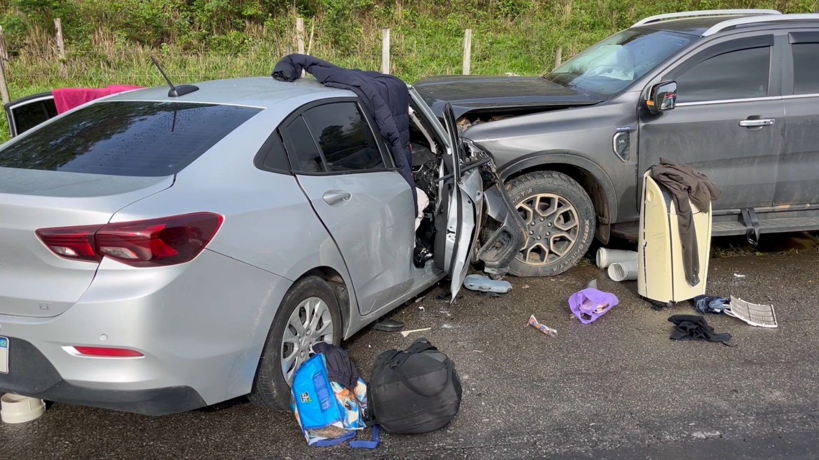 Motorista morre e três pessoas ficam feridas em batida entre carro e caminhonete na BR-116, em MG