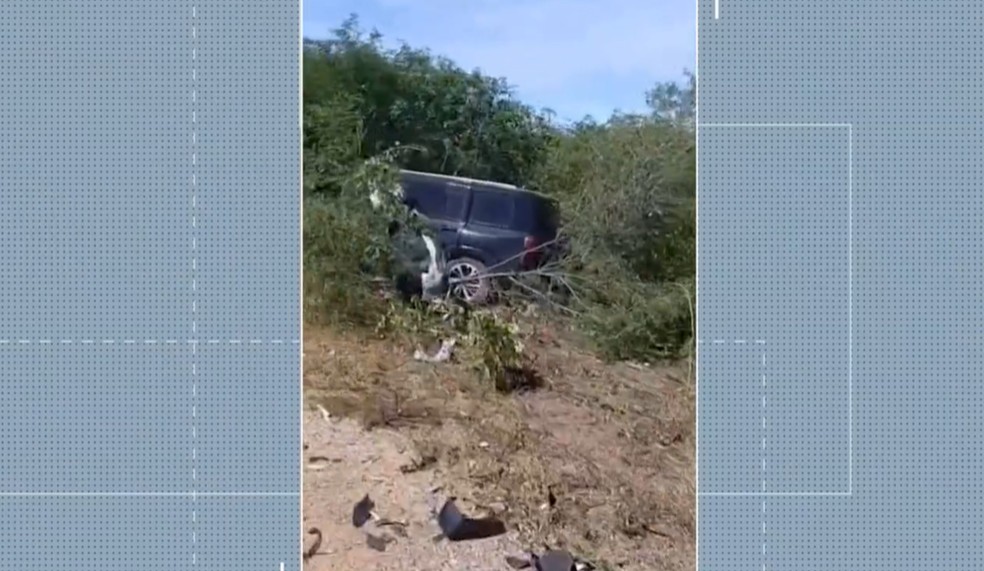 Carro invade &aacute;rea de mata ap&oacute;s acidente em Juazeirinho, na PB &mdash; Foto: Foto: Reprodu&ccedil;&atilde;o TV Cabo Branco.