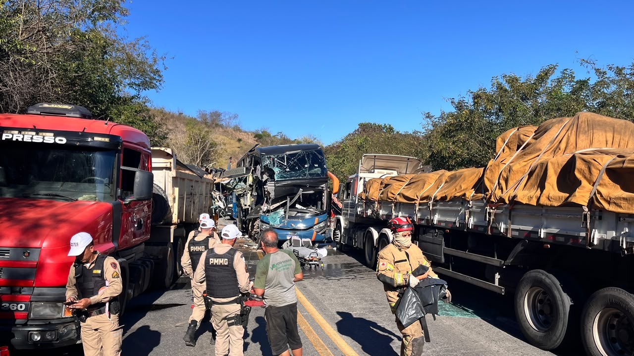 Acidente com ônibus na BR-259 deixa mortos e feridos em Governador Valadares