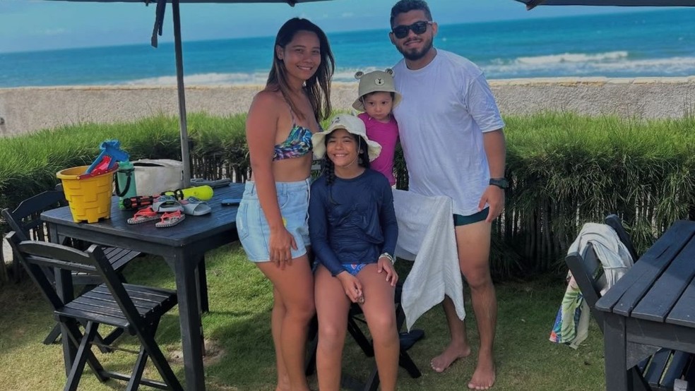 Larah Rabelo, de 10 anos, com os pais Aline e Airton, e a irmã Cloe. — Foto: Arquivo pessoal