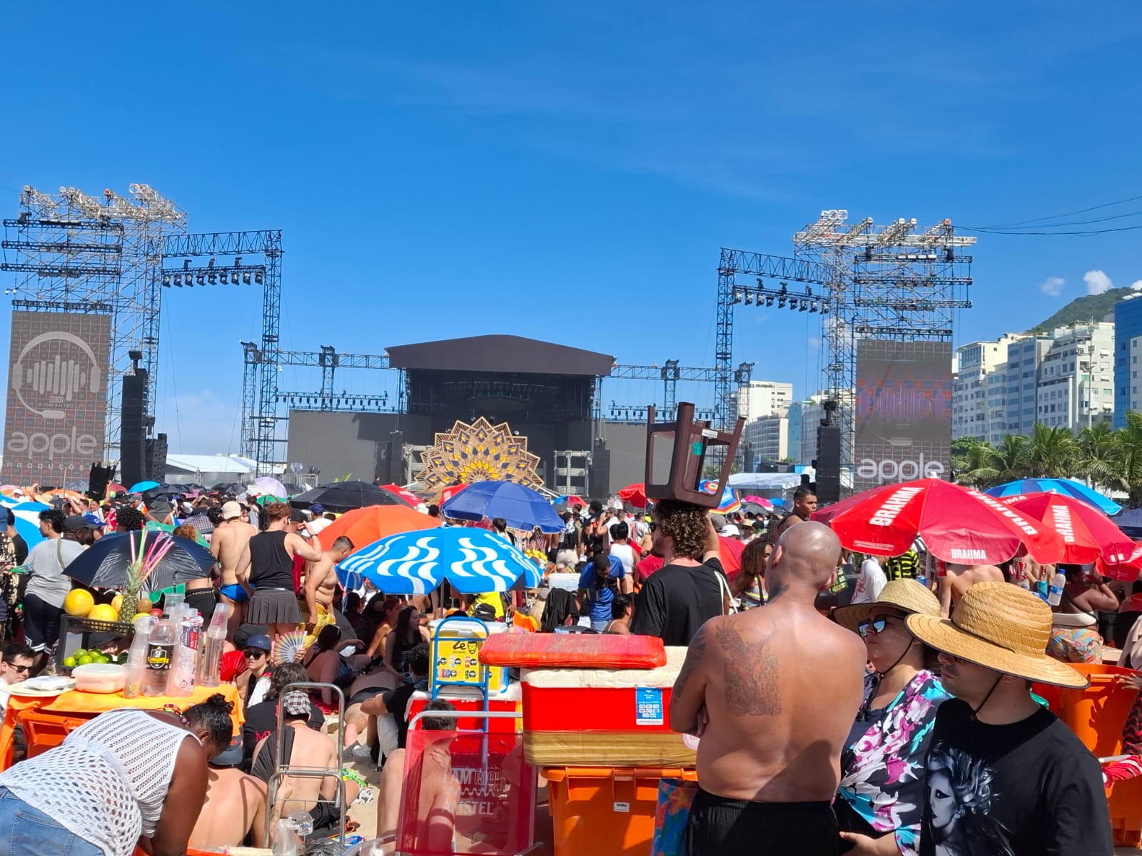 'Little monsters' encaram teste de resistência na grade para ver show de Lady Gaga em Copacabana