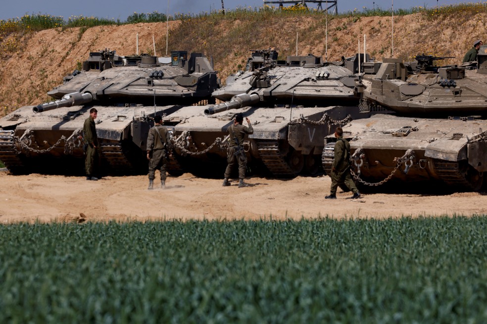 Tanques israelenses e soldados são vistos posicionados na fronteira com a Faixa de Gaza, em 18 de março de 2025. — Foto: Amir Cohen/ Reuters