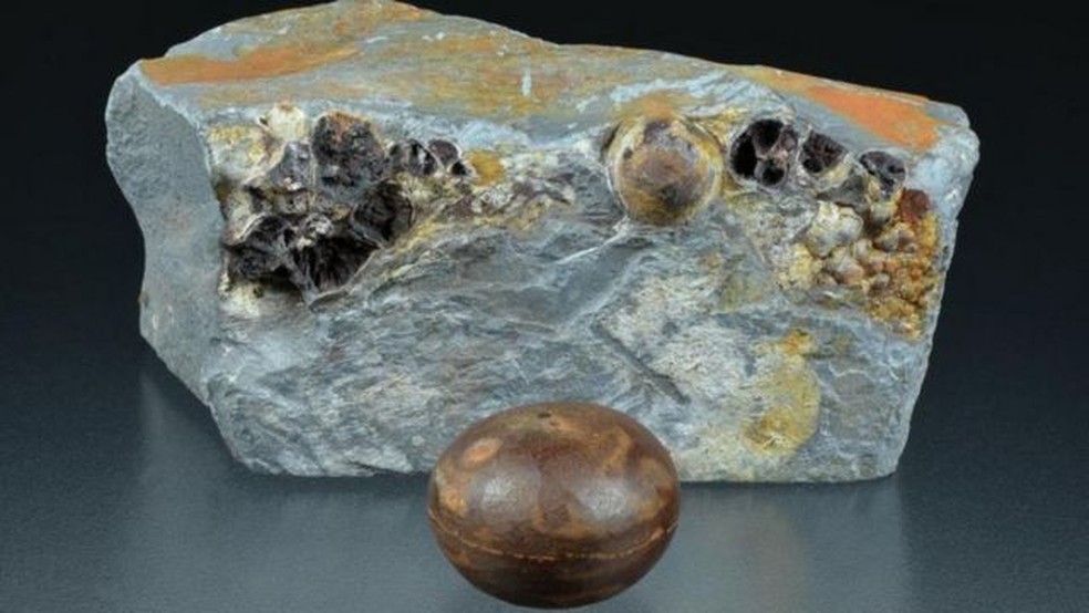 A pressão e o calor dentro das rochas produzem essas esferas em forma de bola de críquete — Foto: BRUCE CRAINCROSS via BBC 