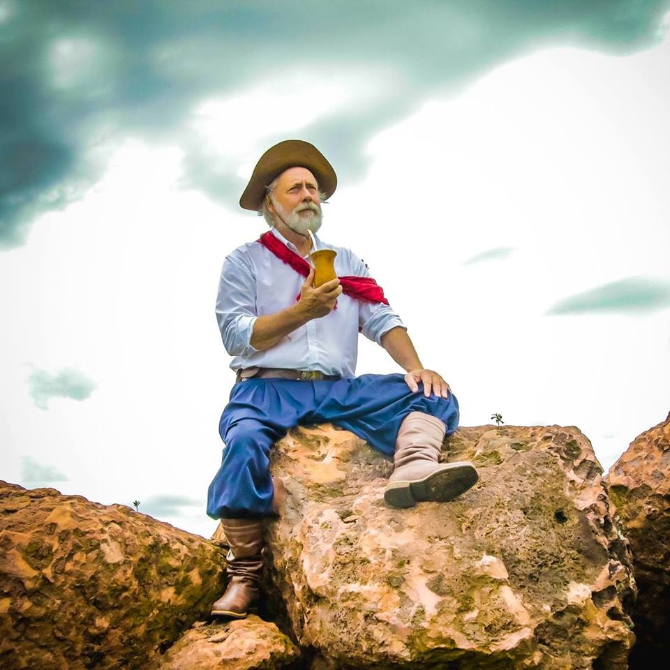 VÍDEO: Mano Lima, um dos cantores mais 'raiz' da música gaúcha, anuncia que vai gravar rock