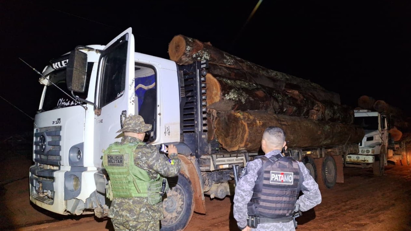 Polícia encontra comboio abandonado com madeira ilegal em área protegida de RO 
