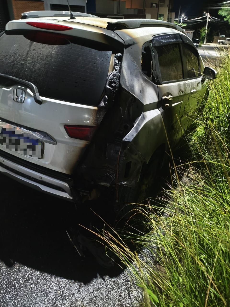 Incêndio deixa carro de PM parcialmente destruído em Pinheiral