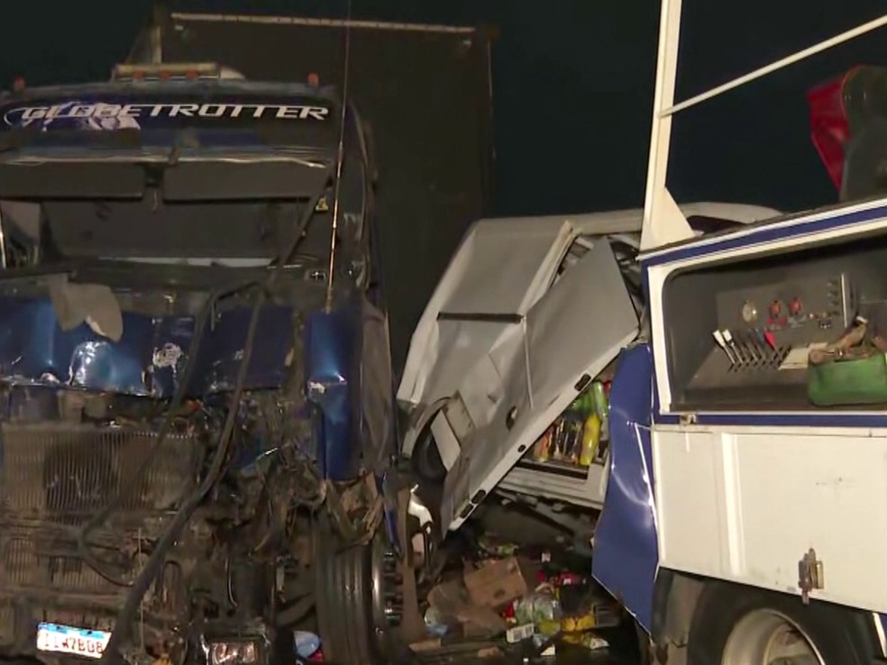 Caminhão atropela equipe que atendia acidente em rodovia; funcionário de concessionária morre e PMs ficam feridos — Foto: Reprodução/EPTV