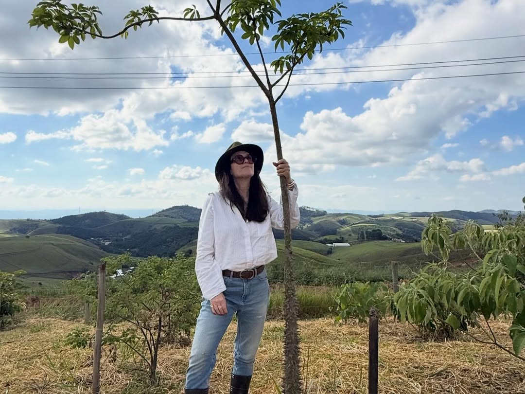 Ana Luiza Guimarães celebra reflorestamento em sítio na Serra do RJ e viraliza