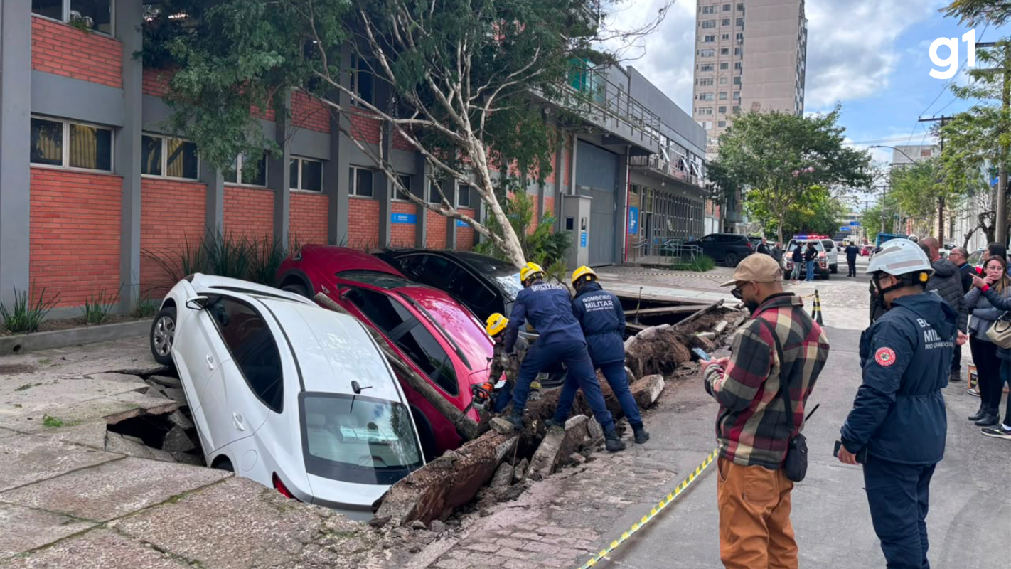 VÍDEO: Calçada cede e engole três carros estacionados em Porto Alegre