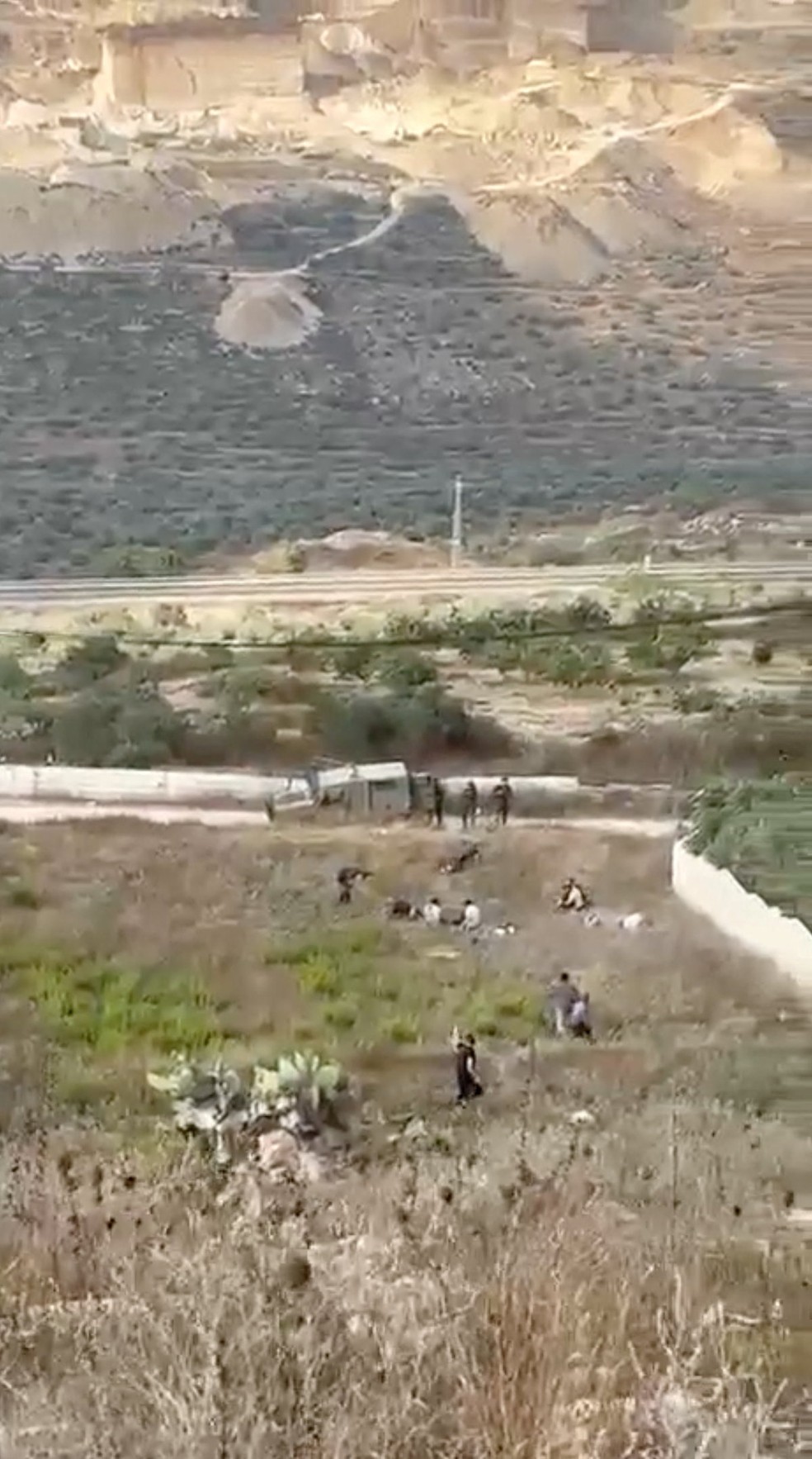 Homem armado dispara contra pessoas em Tal, perto de Nablus. — Foto: Mídia Social via REUTERS