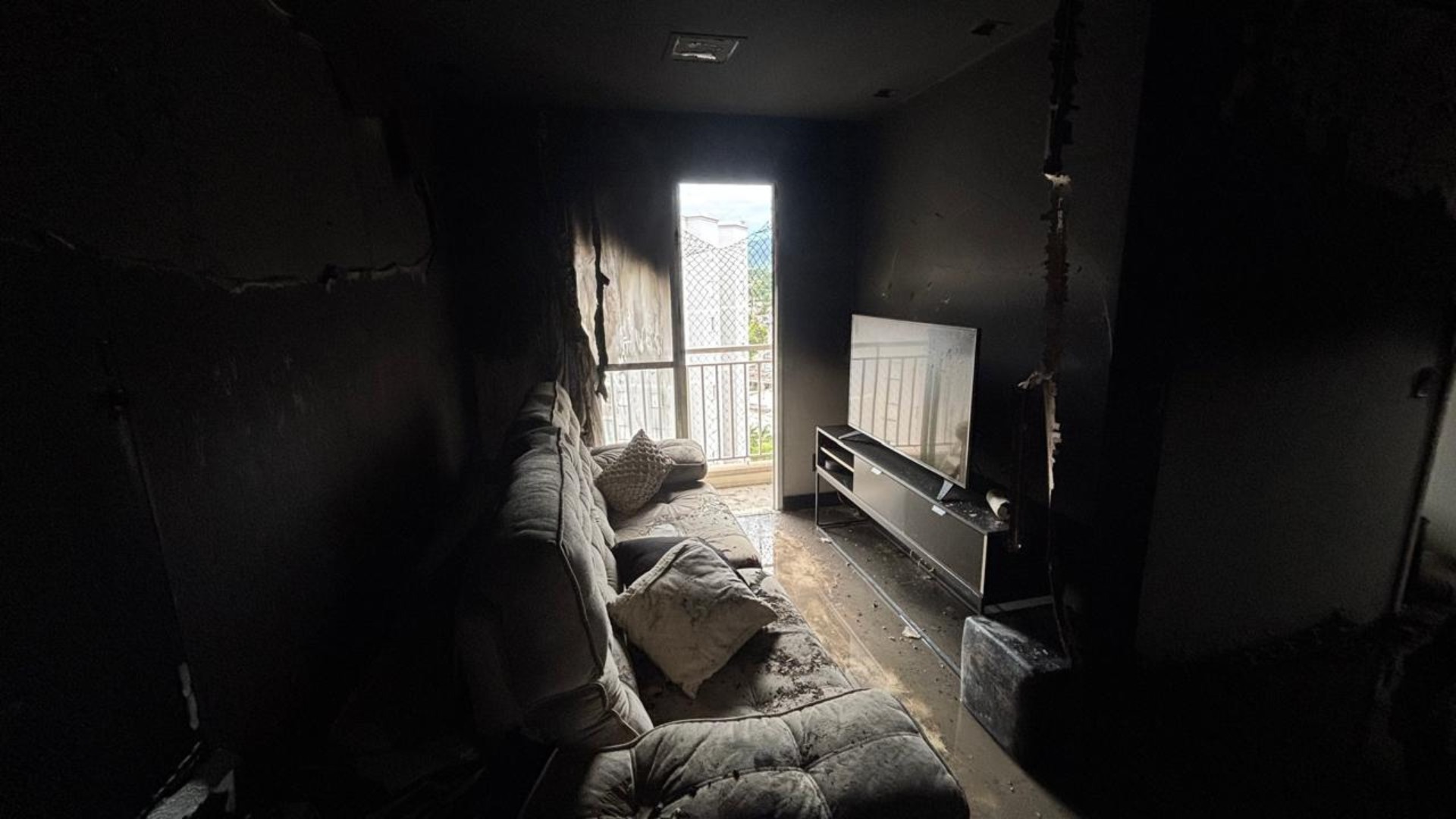 Incêndio destrói apartamento no 15º andar de prédio em Jundiaí