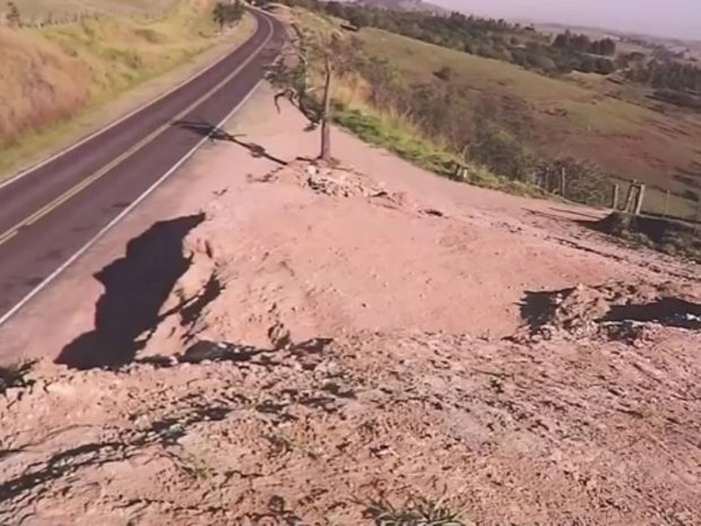 Paleontólogo encontrou peças em região rochosa de Marília — Foto: TV TEM/Reprodução