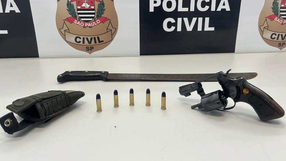 3 de 3
Rev&oacute;lver foi apreendido na casa do suspeito em Agudos (SP) &mdash; Foto: Pol&iacute;cia Civil/Divulga&ccedil;&atilde;o