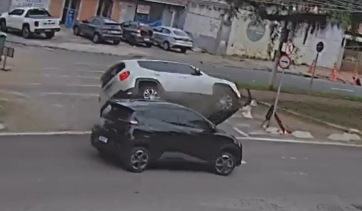 VÍDEO: carro capota após batida lateral na Avenida Princesa d'Oeste, em Campinas