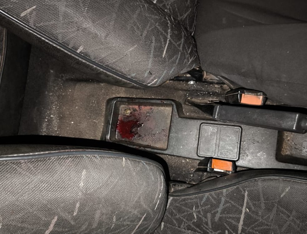 Marcas de sangue foram encontradas no carro onde a vítima estava, ela sofreu um ferimento no pescoço — Foto: Polícia Militar/ Divulgação