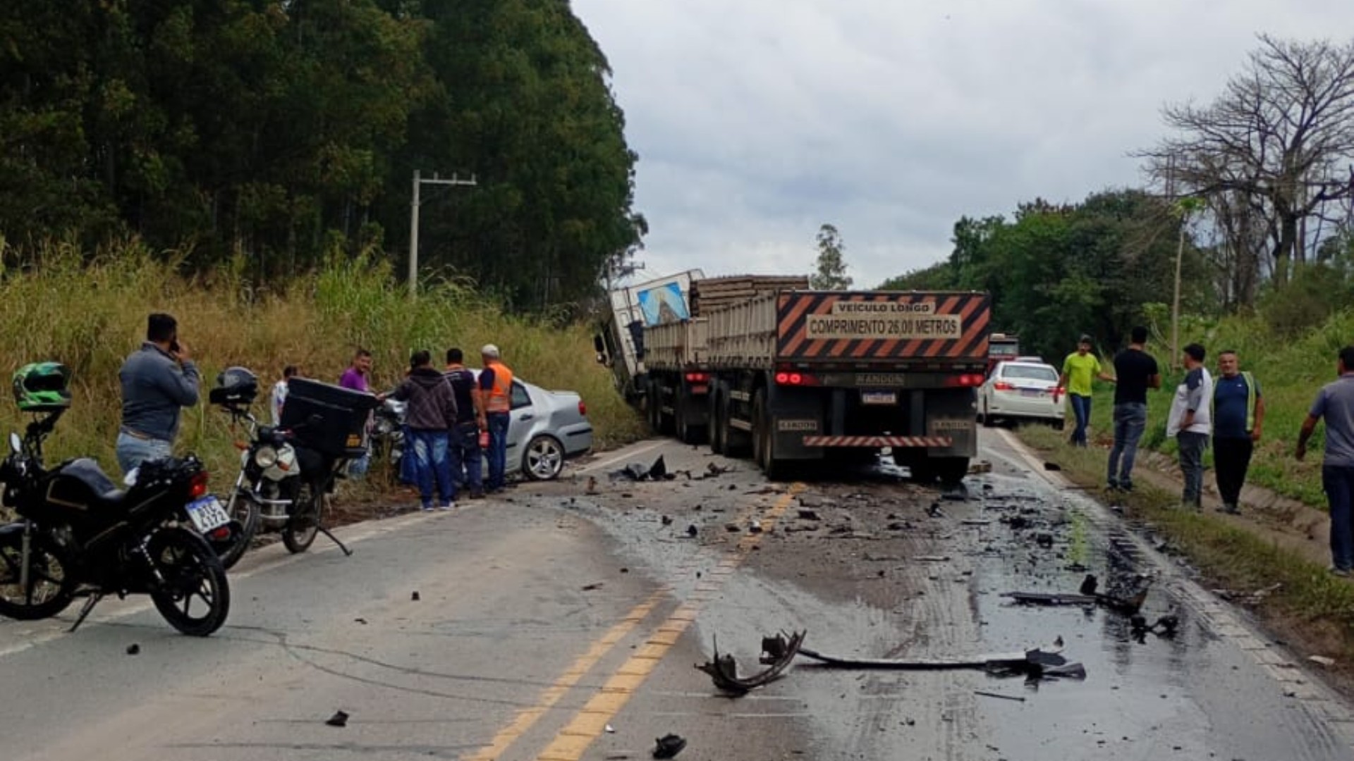 Motorista morre após batida frontal entre carro e caminhão em rodovia de Salto de Pirapora 