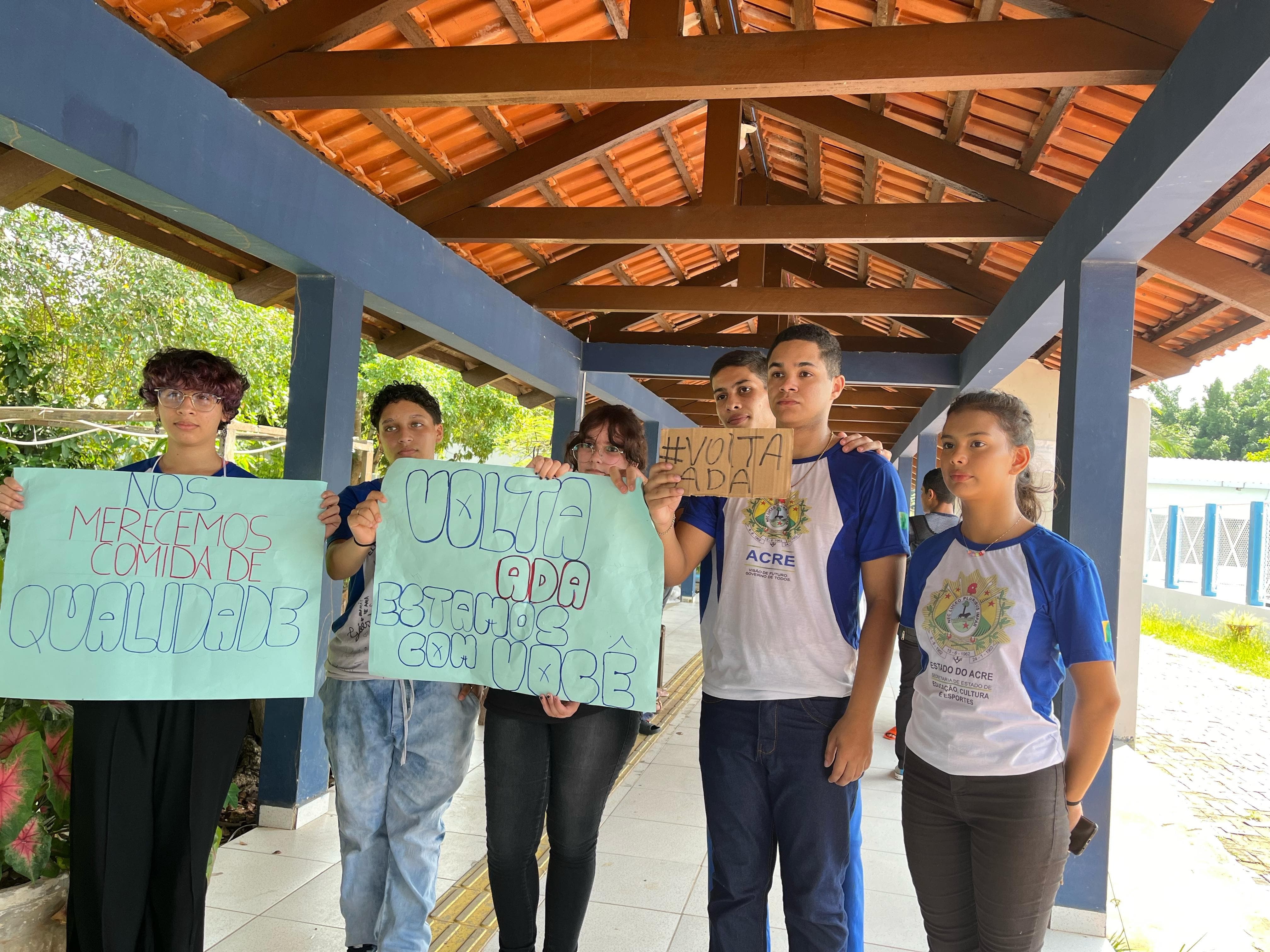 Após denúncias sobre carne estragada em merenda, estudantes protestam em frente à escola no Acre