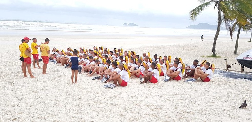 Ex-Fla vira salva-vidas em praia do Rio após ter largado a