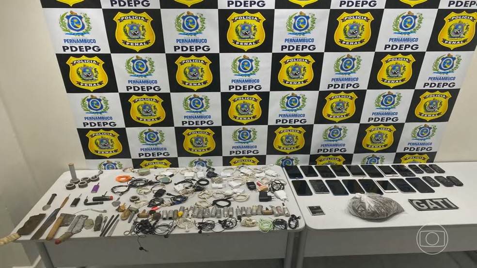 Operação coordenada pelo Ministério da Justiça em 65 presídios apreende mais de 1,1 mil celulares — Foto: Reprodução/Jornal da Globo
