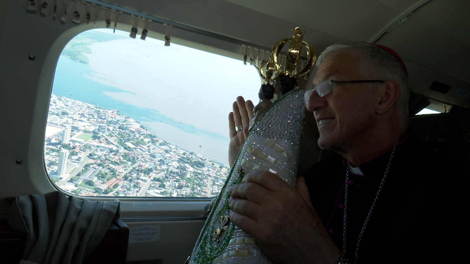 Em Santarém,  imagem peregrina de Nossa Senhora de Nazaré é conduzida em sobrevoo para bênção especial