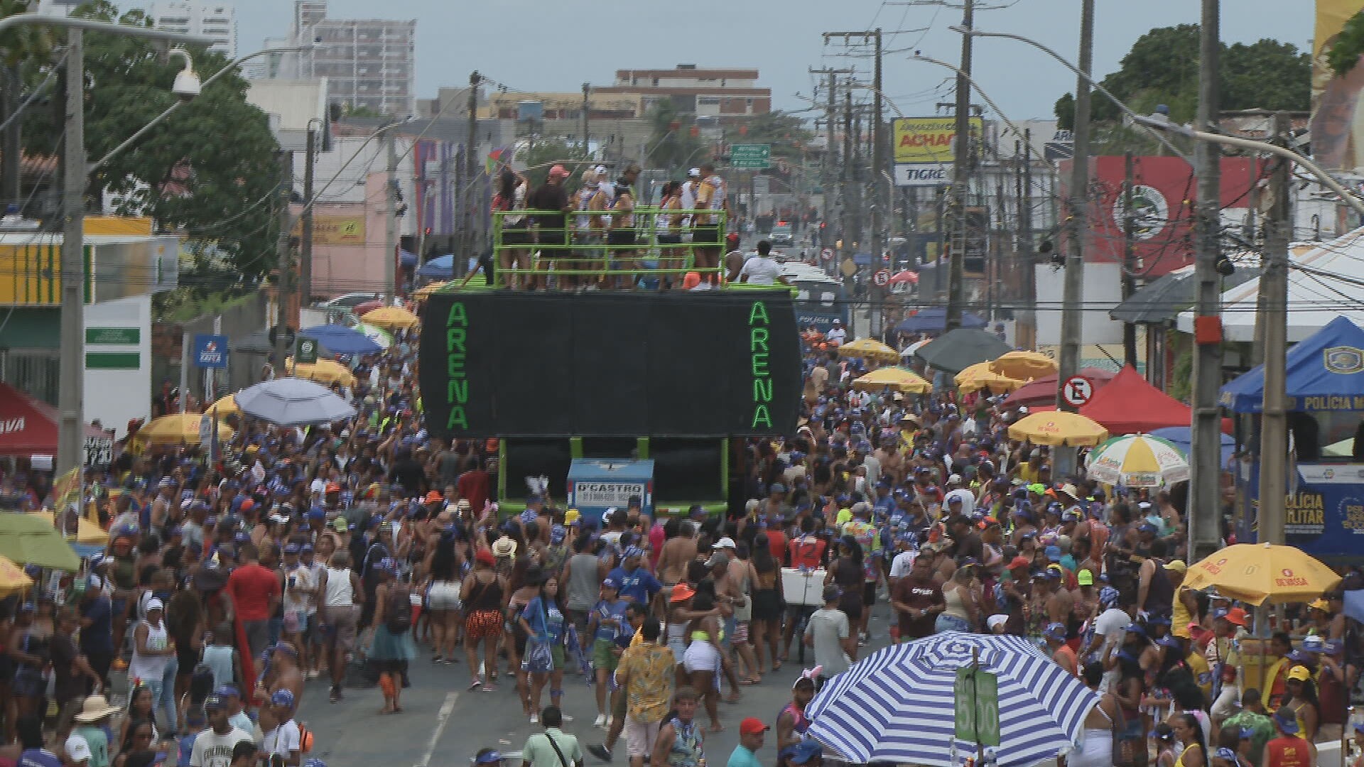 Camburão da Alegria encerra carnaval de Olinda arrastando policiais e bombeiros que trabalharam na folia