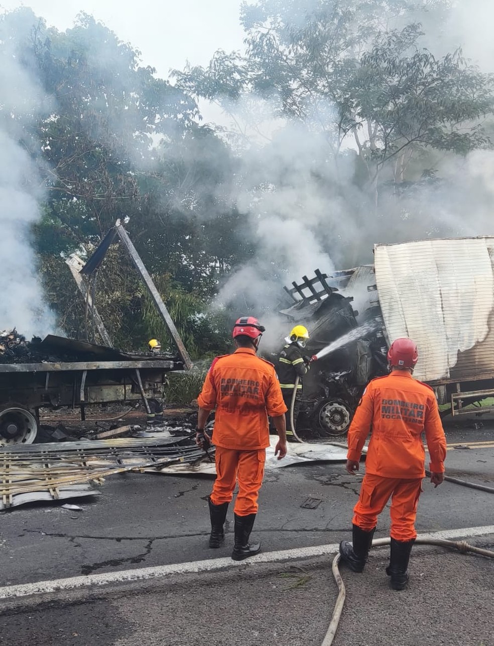 Bombeiros apagam fogo de caminhões após acidente na BR-153, em Gurupi — Foto: Divulgação/Corpo de Bombeiros