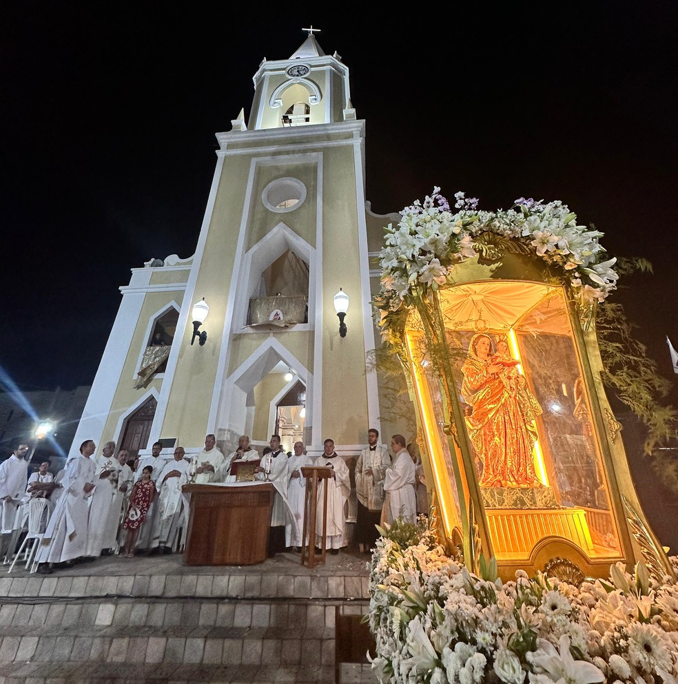 Andor de Sant'Ana em frente à igreja matriz — Foto: Ismael Medeiros