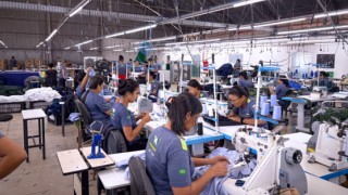 Empresa têxtil de Barreiras transforma identidade das marcas em uniformes 
