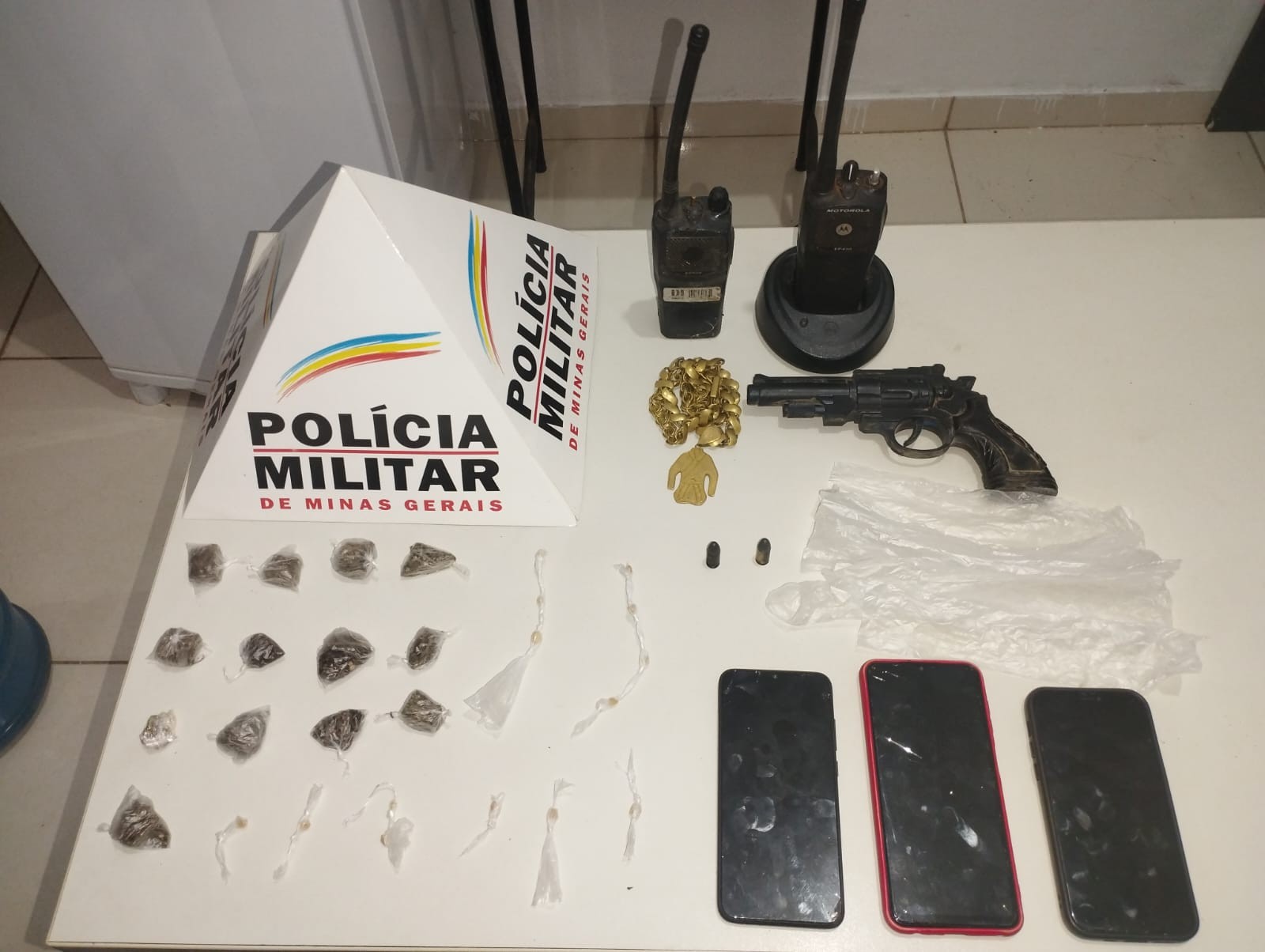 Homem é preso após cair de telhado quando tentava fugir da PM; ocorrência terminou com mais 4 levados para a delegacia