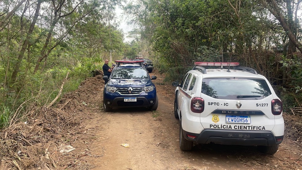 Viaturas das equipes da GCM e Polícia Científica no local onde corpo foi encontrado — Foto: Jorge Talmon/ EPTV