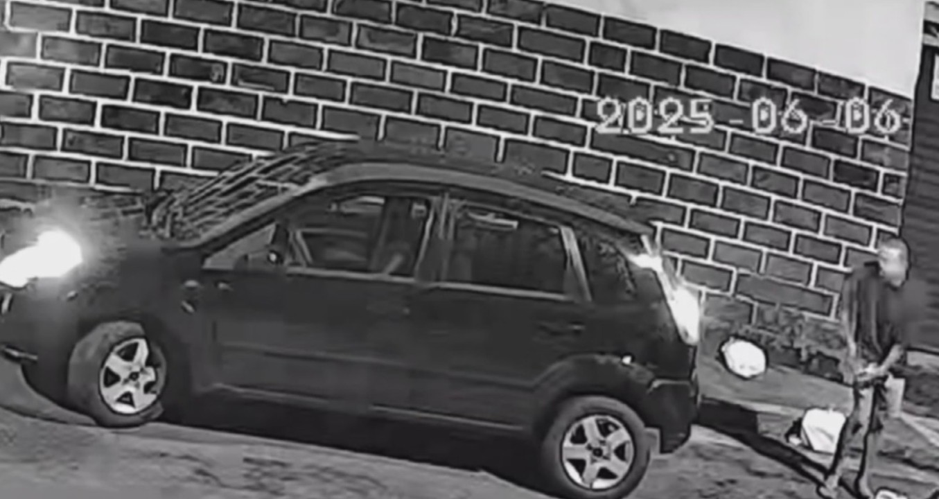 VÍDEO: Homem ateia fogo em carro e imóveis em bairro de Salvador 