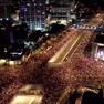 Premiê israelense enfrenta protestos e greve geral em Israel por um acordo com o Hamas para libertar os sequestrados que ainda estão vivos.
