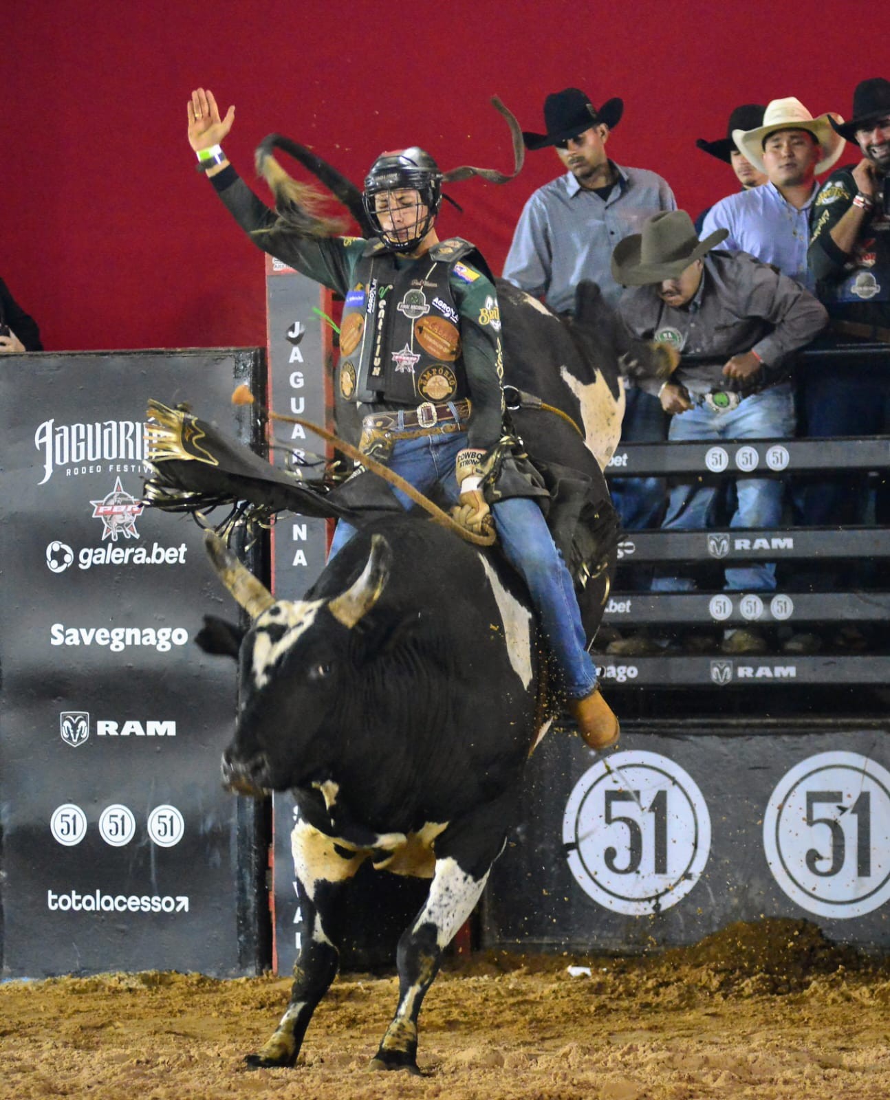 Time Cowboys é campeão da noite na montaria em touros em equipe do ...